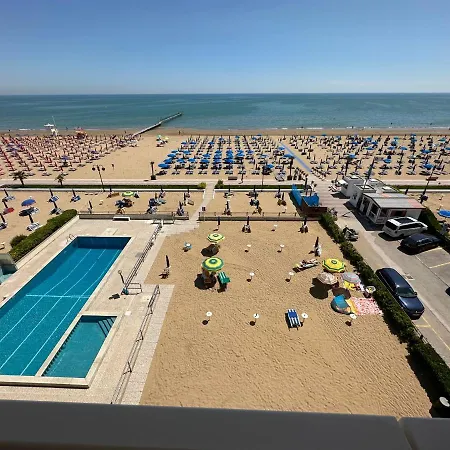 Fronte Mare Con Piscina Lägenhet
